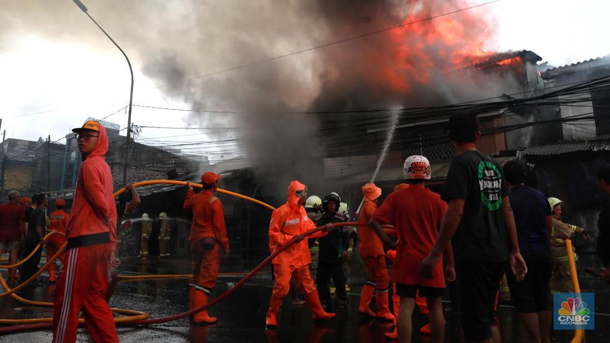 sejumlah-petugas-pemadam-kebakaran-memadamkan-api-di-sebuah-bangunan-rumah-di-jl-dr-saharjo-no-90-rt-01rw-07-kelurahan-menteng-1_169